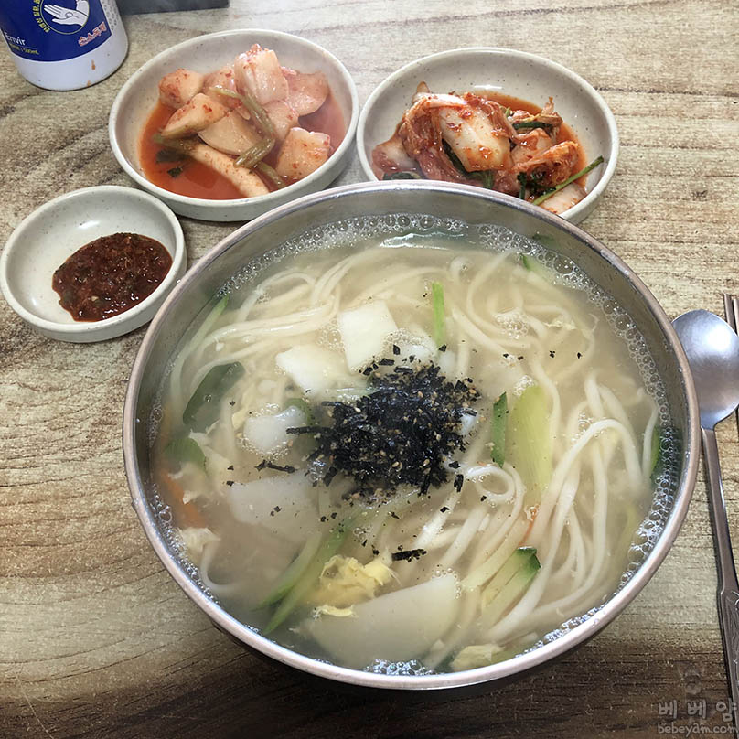 [뚜벅이 여행기2] 공주 동네분식 – 현지인 추천 칼국수 맛집!! 칼칼한 고추장아찌 다대기 양념장