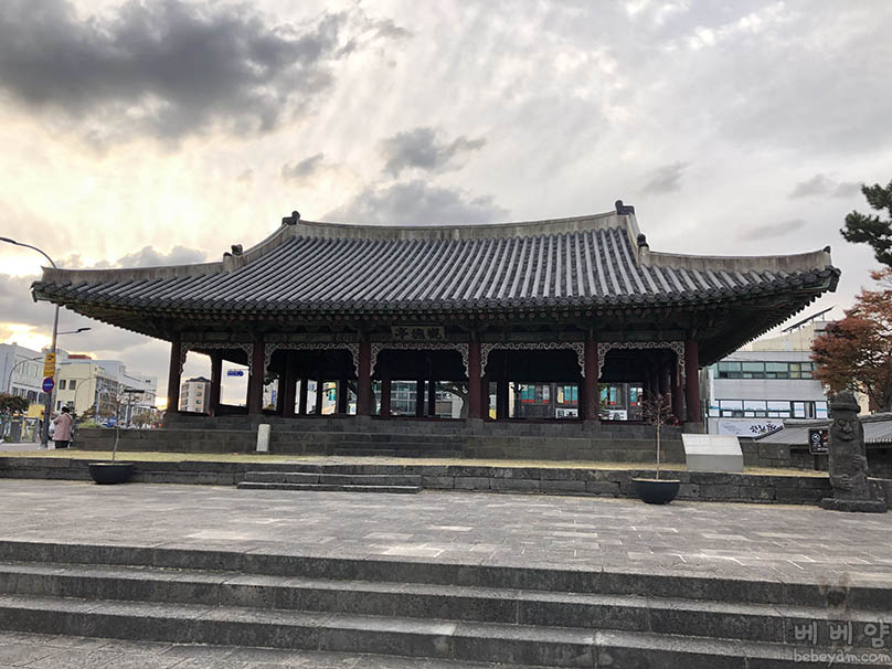 [뚜벅이 여행기49] 제주 관덕정 + 제주목 관아 – 600년 제주 역사의 산 증인