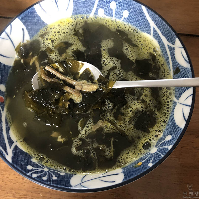 [비비고 즉석 국] 소고기 미역국 후기 – 짭쪼름 감칠맛 엄마가 해준 미역국 그맛!!!